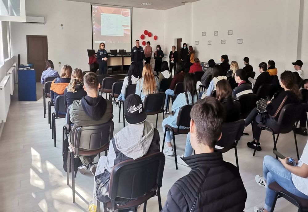 Discuții cu elevii Liceului Tehnologic Meserii și Servicii Buzău despre navigarea sigură pe internet și consecințele consumului de droguri