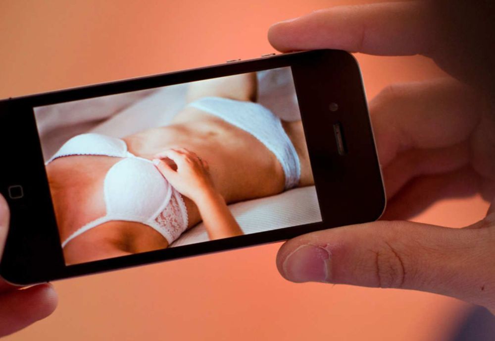 Șantaja o femeie cu înregistrări video cu persoana vătămată surprinsă în ipostaze intime