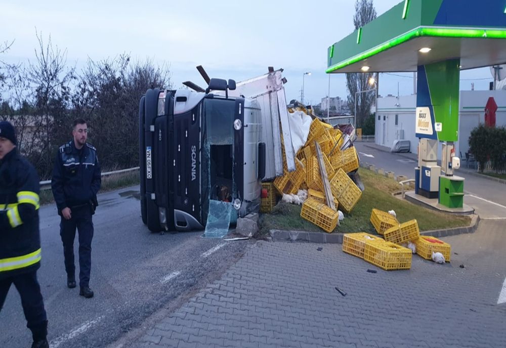 FOTO: Camion răsturnat la ieșirea din municipiul Buzău spre podul de la Mărăcineni