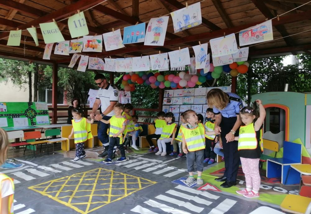 Educația rutieră timpurie îi fereşte pe bobocei de accidente rutiere