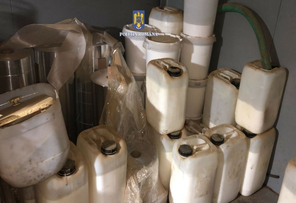 Video+Foto: Fabrică ilegală de țigarete descoperită de polițiști într-o clădire dezafectată din Poşta Câlnău