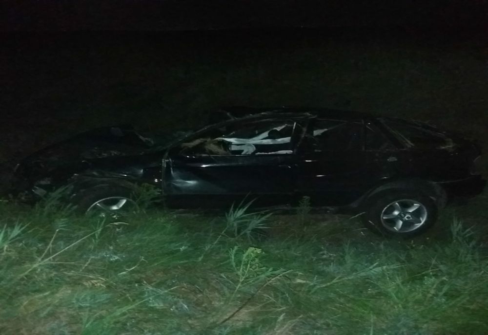 FOTO: Un conducător auto în vârstă de 19 ani s-a răsturnat cu mașina în afara părții carosabile