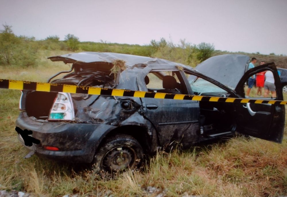 Foto: Două persoane rănite după ce s-au răsturnat cu mașina în afara părții carosabile