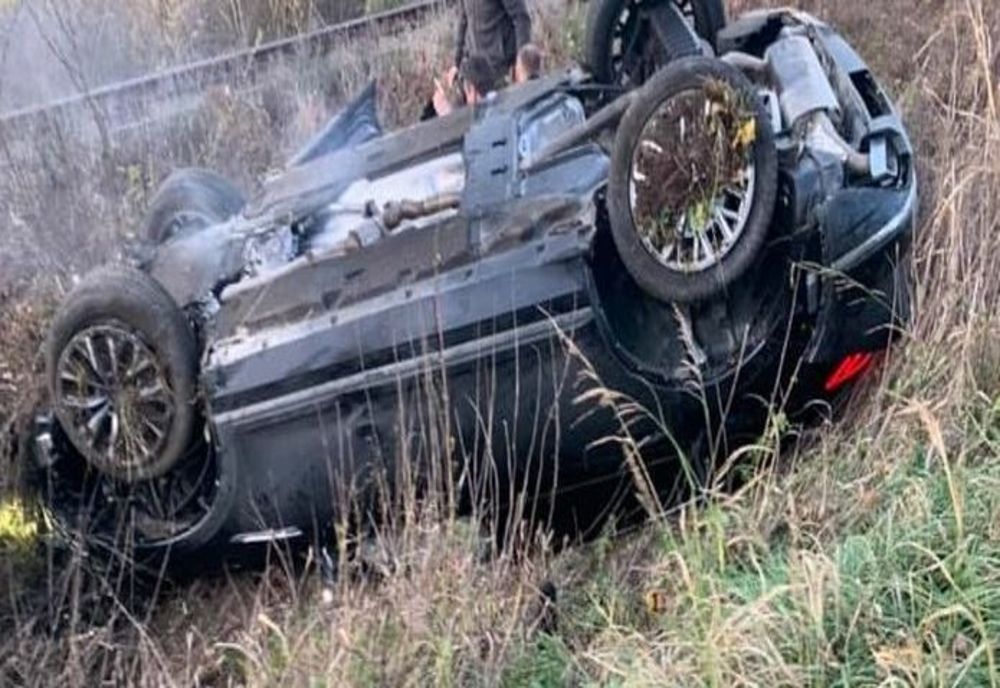 A pierdut controlul asupra direcției și s-a răsturnat în afara părții carosabile