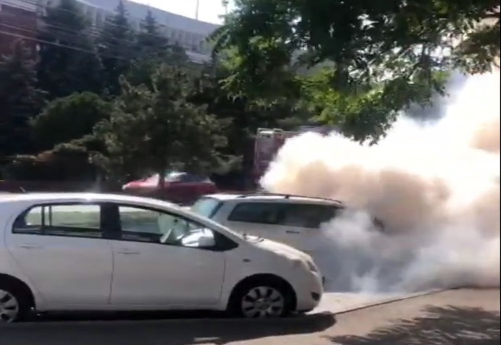 O mașină a luat foc în timp ce se deplasa pe Bulevardul Mareșal Alexandru Averescu din municipiul Buzău