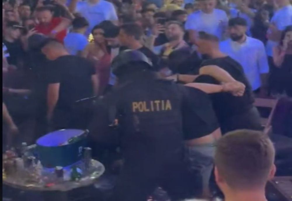 Video: Doi tineri au plecat încătușați dintr-un club din Buzău