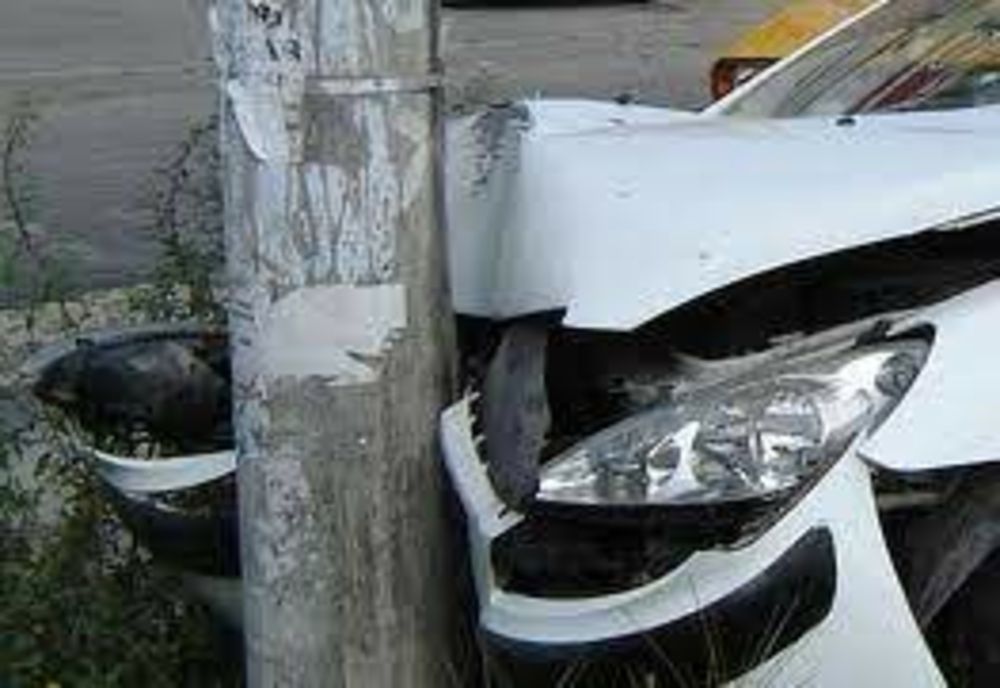 Un tânăr din Vadu Pașii a intrat cu mașina într-un stâlp