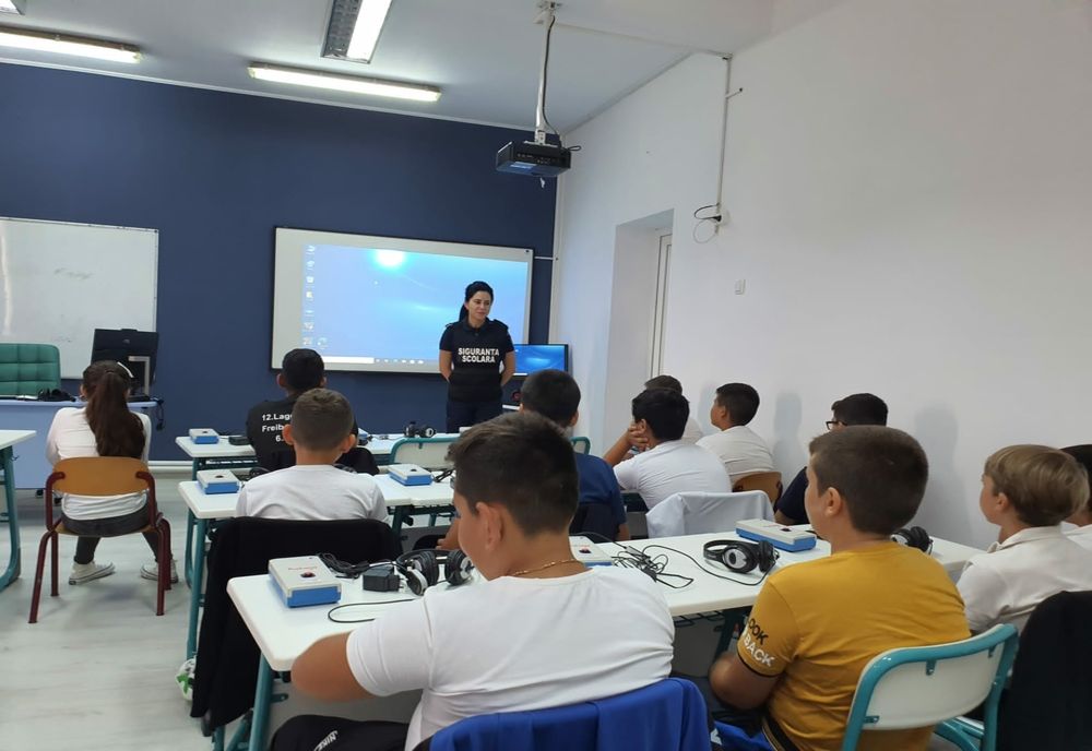 Polițiștii buzoieni alături de elevii claselor gimnaziale