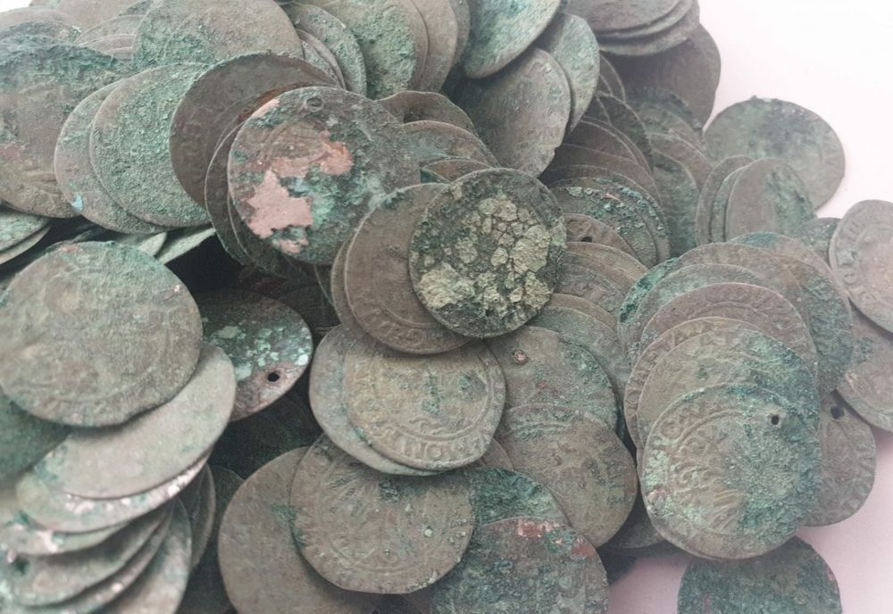 Șapte buzoieni „detectoriști” au primit recompense în sumă de 10.085,40 euro, pentrudescoperirea arheologică din comuna Costești, zona Pădurea Spătaru, județul Buzău