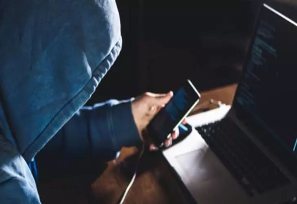 Au sustras mai multe telefoane mobile, un laptop, dar şi bani din casa unui bărbat plecat în concediu