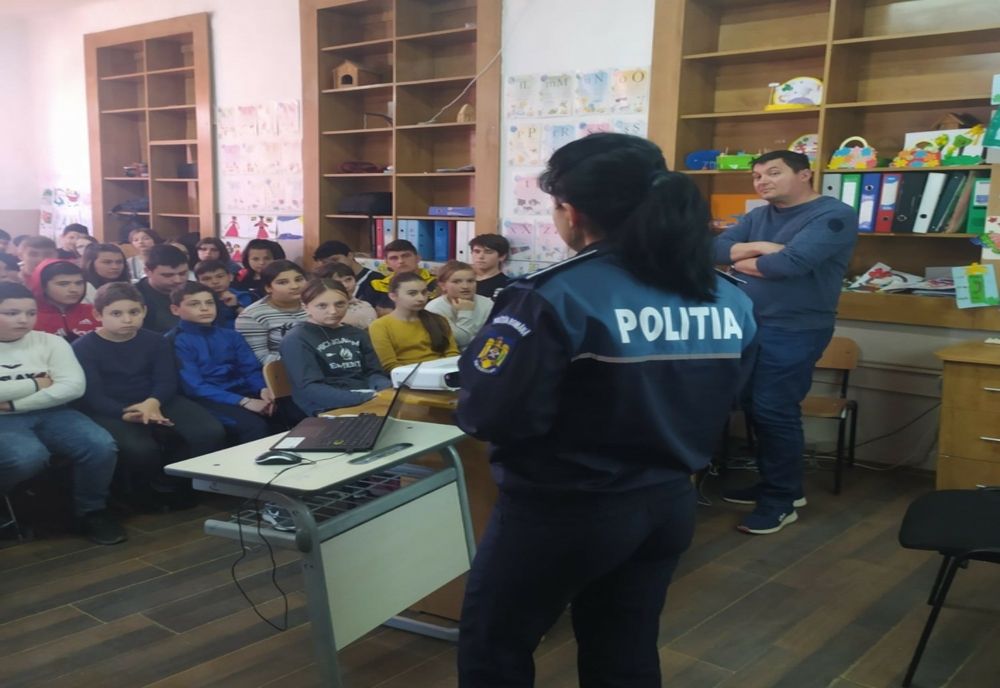 Vizita poliţiştilor Biroului Siguranţă Şcolară la elevii din cadrul Liceului Tehnologic Ruşeţu
