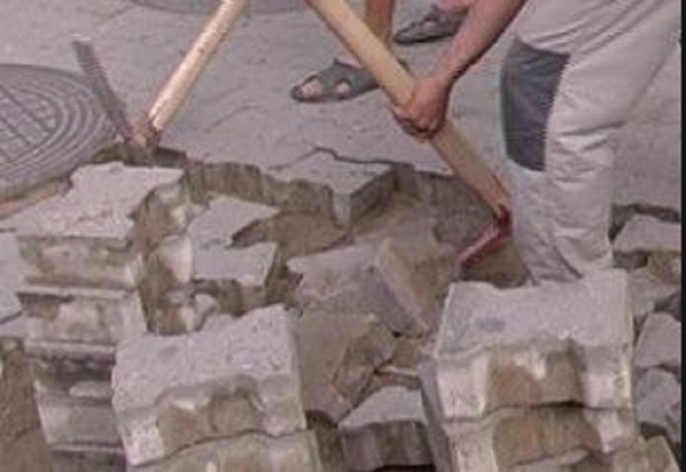 Au furat pavelele depozitate în apropierea DJ203K, în localitatea Săgeata