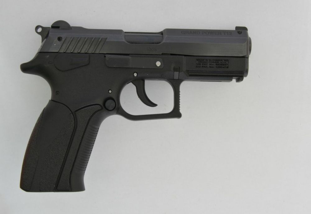 Un tânăr din Câmpulung Moldovenesc sancţionat pentru că şi-a uitat un pistol neletal în toaleta unei staţii de carburant din comuna buzoiană Mărăcineni