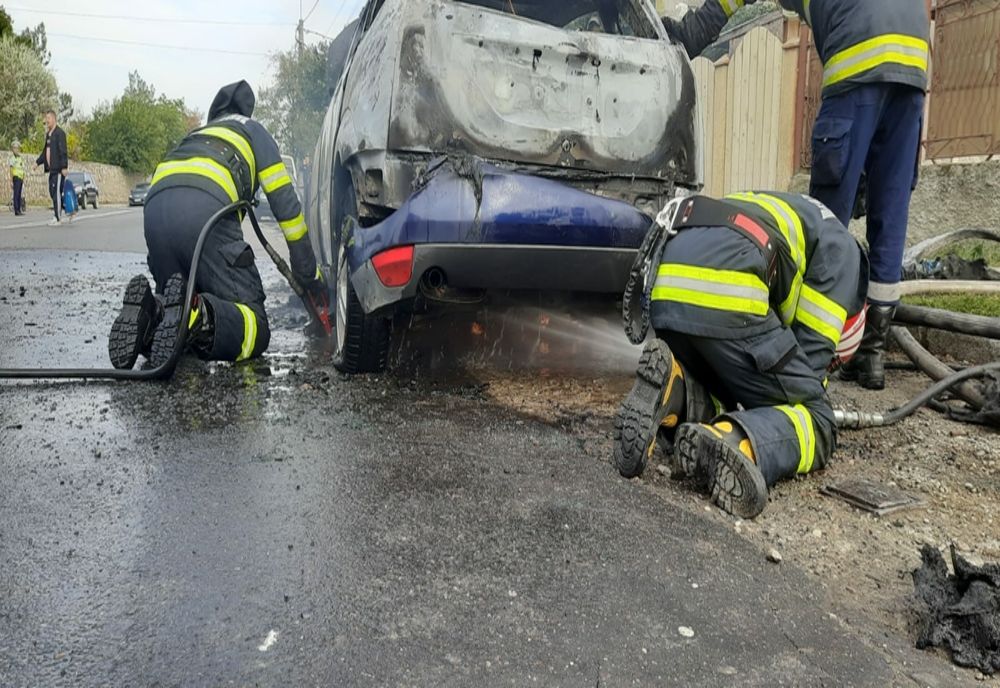 Foto: Un autoturism a luat foc în mers pe strada Horticolei din municipiul Buzău