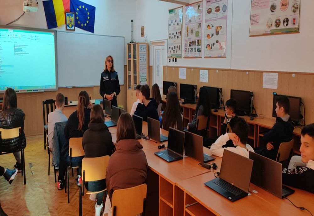 Discuţii ale poliţiştilor de la Siguranţă Şcolară despre bullying, cyberbullying şi riscurile asociate navigării pe internet