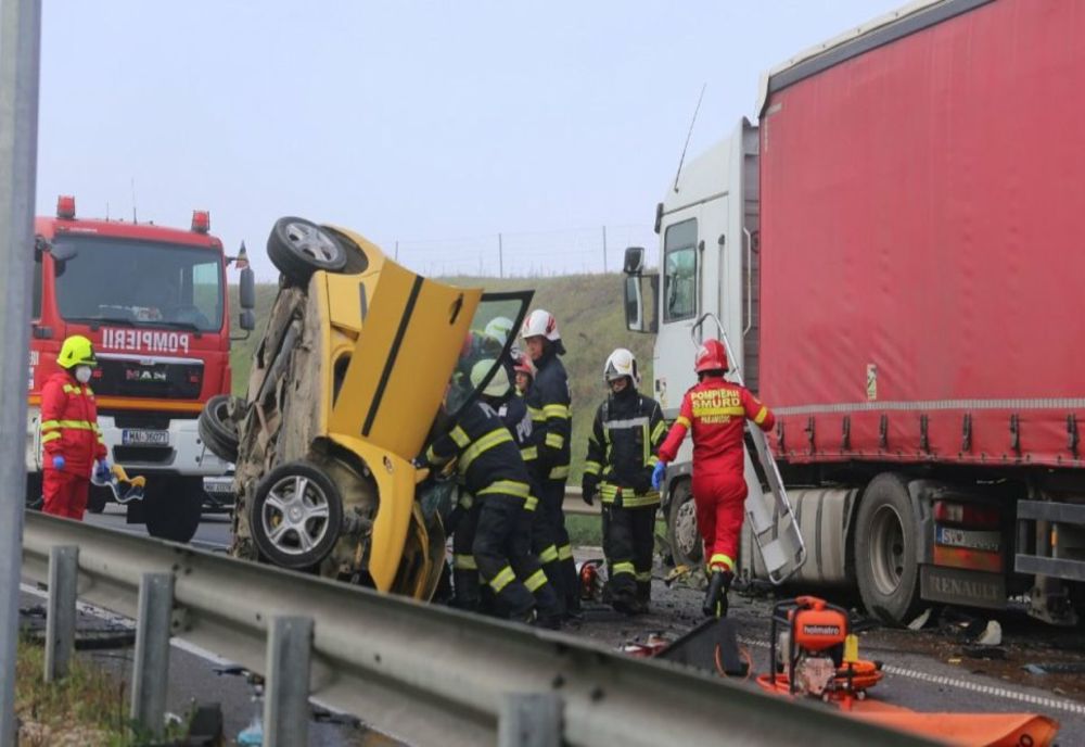 Impact fatal pe A3, între un autoturism condus de o buzoiancă şi un TIR