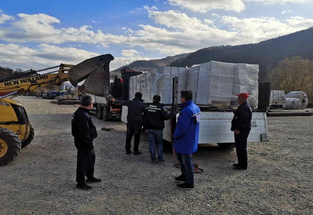 Materiale de construcții cu care cele 6 familii din Siriu, ale căror case au fost mistuite de incendiu, își vor putea ridica locuințe noi