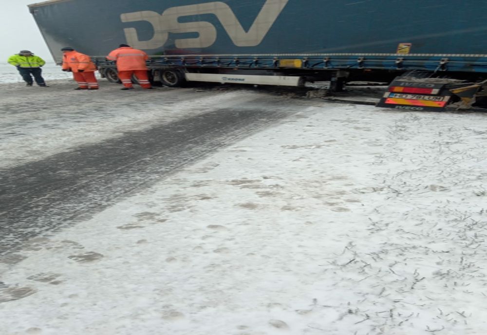 Efectele codurilor. Trafic blocat, TIR-uri derapate. Localități din Buzău fără curent electric