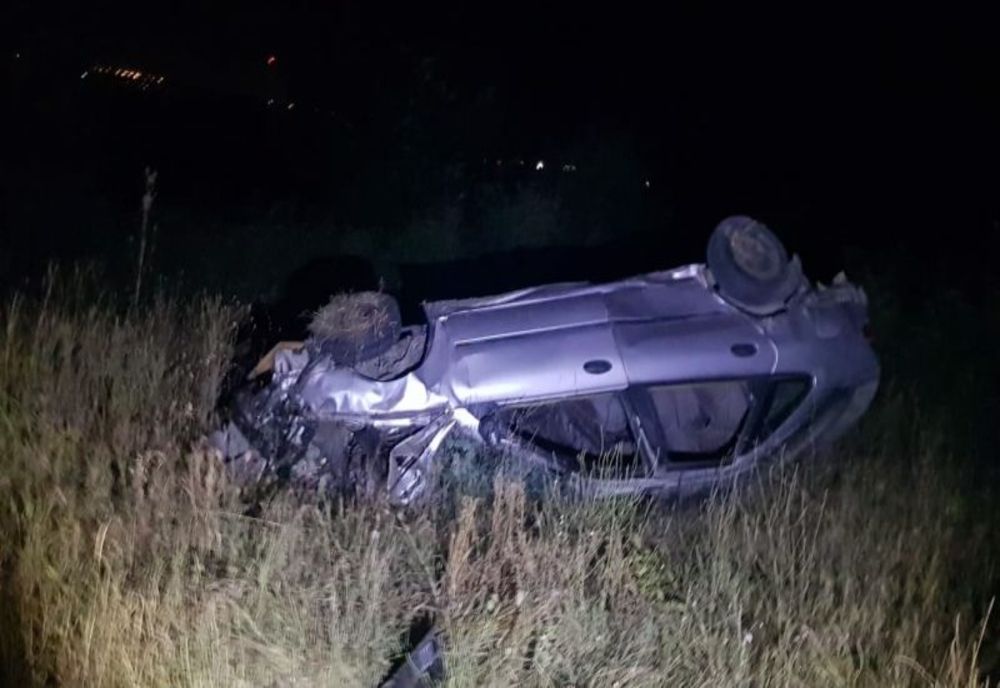 Un minor a furat mașina părinților și s-a răsturnat cu ea pe DN2B, în localitatea Gălbinași