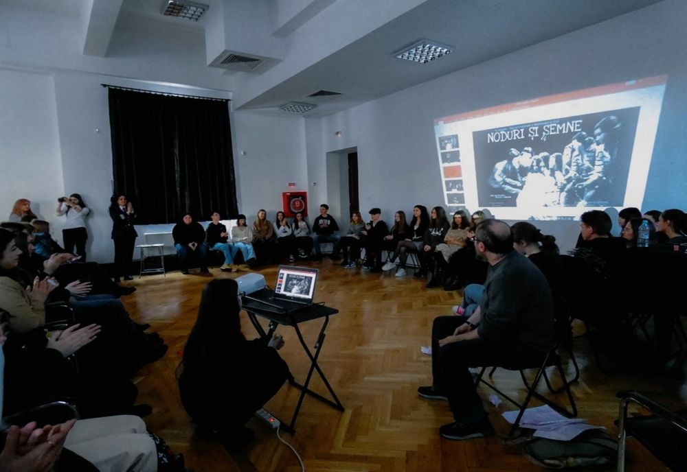 Video: Ziua Internațională a Nonviolenței în Şcoli, transpusă în scenă, prin ochii liceenilor Colegiului Național ”B. P. Hasdeu” Buzău