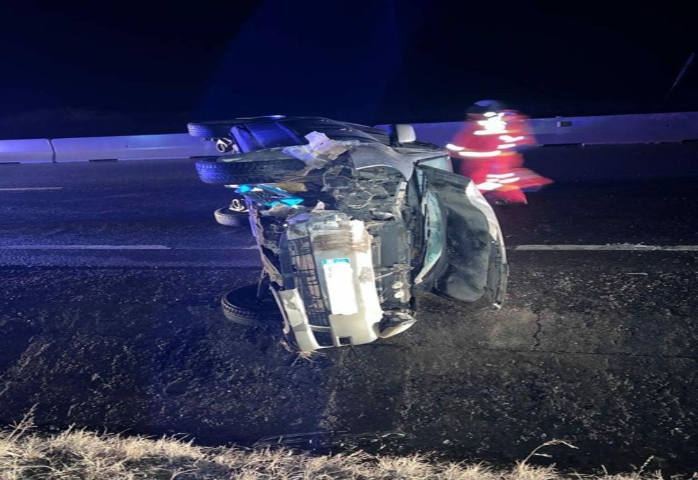 Accident pe DN2E85. A intrat cu mașina în parapet și s-a răsturnat