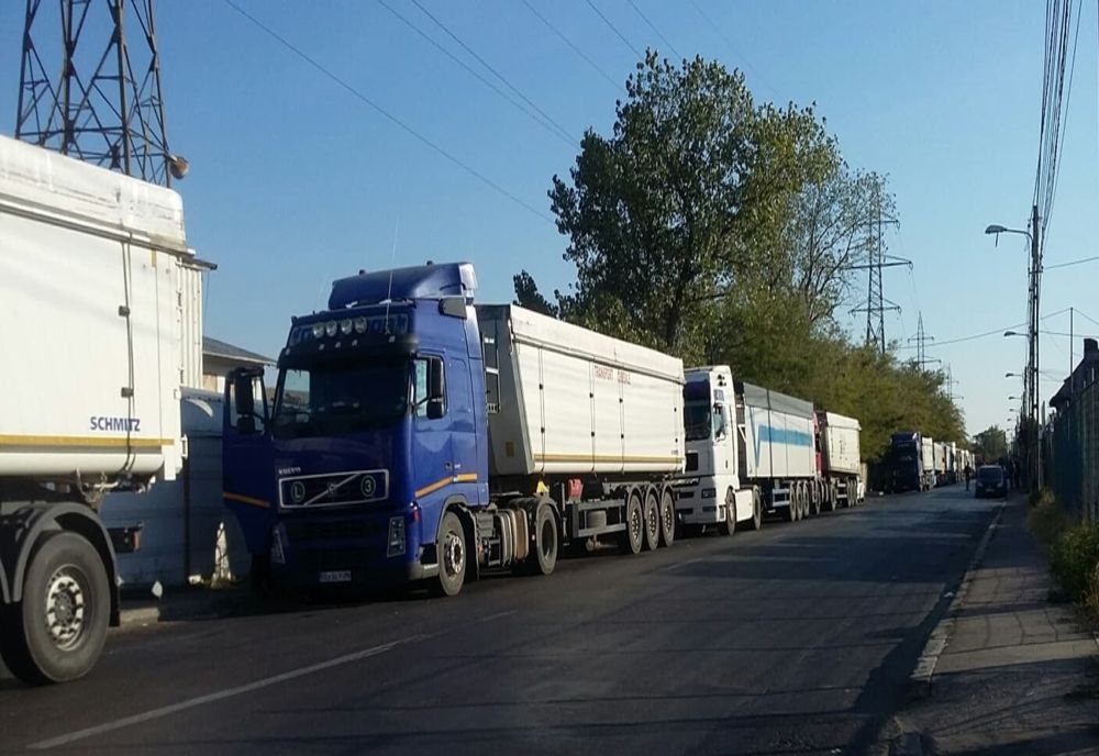 Flagrant delict – bărbați depistați de polițiști în timp ce sustrăgeau cereale din autotrenuri