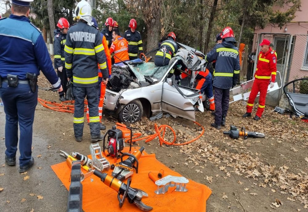 FOTO: Accident pe DN10, în Vernești. A intrat cu mașina într-un copac