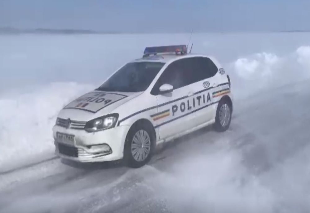 Video: Poliștii buzoieni aduc în atenţie sectoarele de drum pe care autorităţile au instituit restricţii de circulaţie