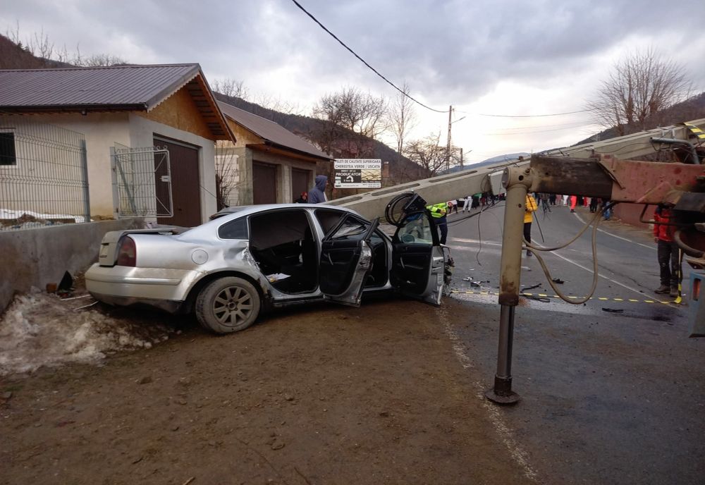 Foto: O șoferiță începătoare a intrat cu mașina într-un stâlp. O pasageră din autoturism a decedat