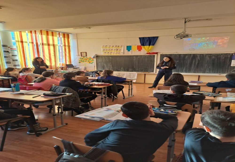 Fii cool fără să te pui în pericol! Activități ale polițiștilor la Colegiul Național „Alexandru Vlahuță” din Râmnicu Sărat
