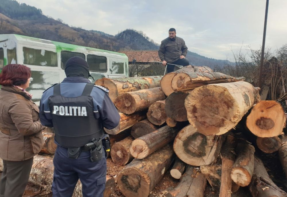 Sancţiuni de peste 37.000 de lei şi material lemnos de 21.000 de lei, confiscat de poliţiştii din Buzău