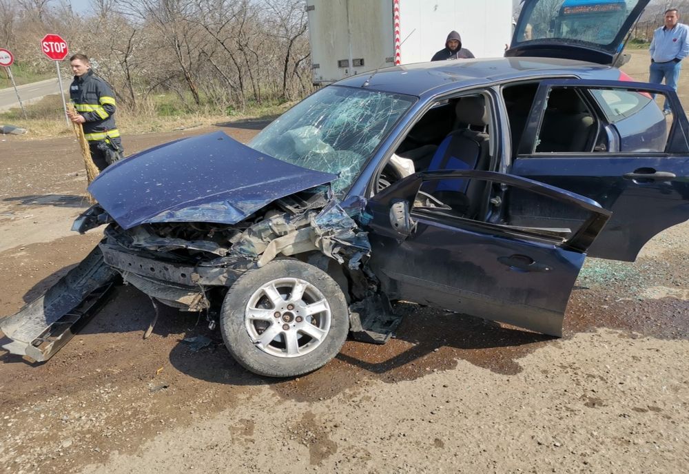 Foto: Accident la ieșirea din municipiul Buzău. Coliziune între un autoturism și un autobuz