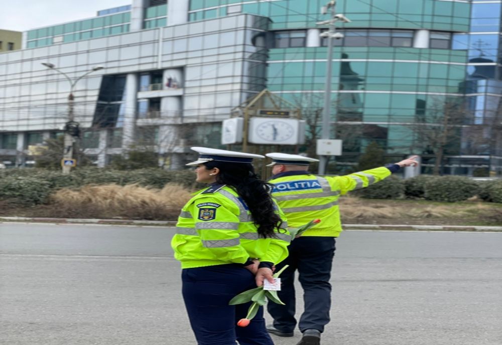 Video: Poliţiştii rutieri din cadrul Inspectoratului de Poliţie Judeţean Buzău „s-au înarmat” cu flori, mărţişoare şi felicitări
