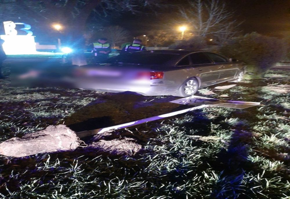 N-a oprit la semnalul polițiștilor și s-a oprit cu mașina într-un panou publicitar