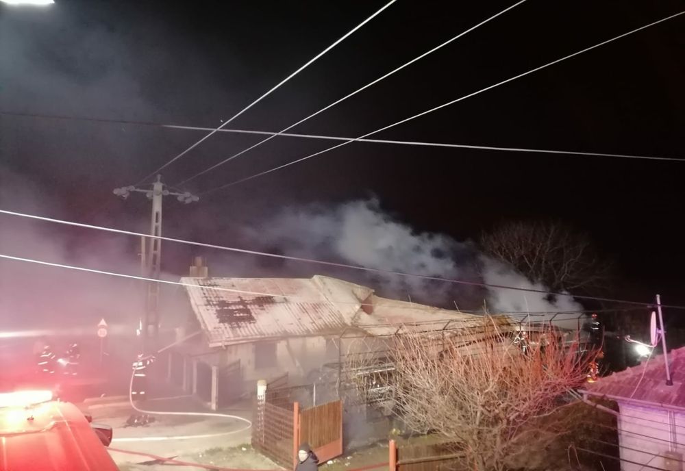 Foto+video: Incendiu la o locuință din satul Cândești, comuna Vernești, din județul Buzău. Incendiul s-a extins și la o locuință vecină