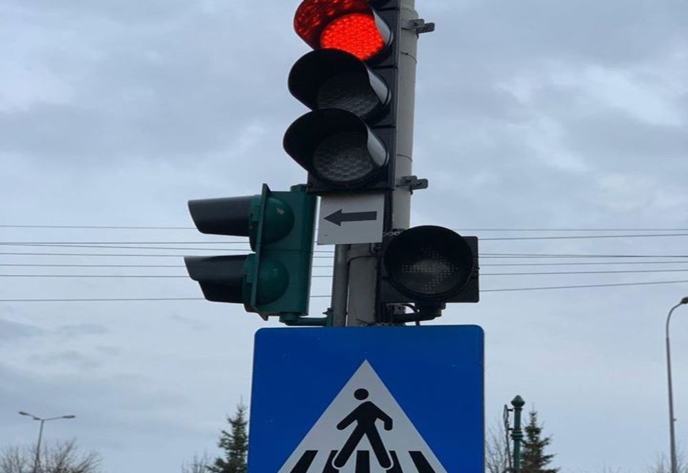 Patru șoferi lăsați pietoni pentru că nu au respectat semnificația culorii roșii a semaforului