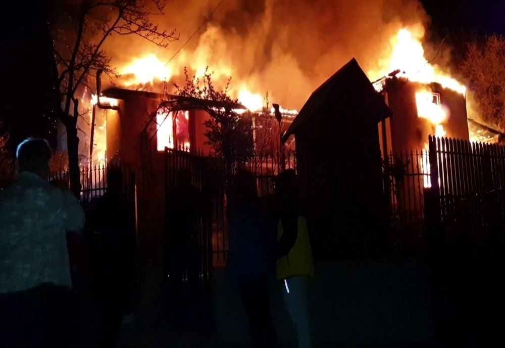 video: Două case din localitatea buzoiană Vintilă Vodă au fost distruse de un incendiu, în noaptea de Înviere