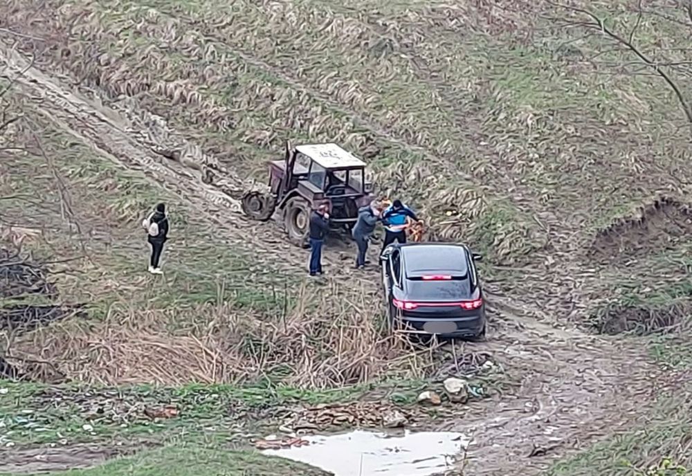 Foto: În a doua zi de Paște, jandarmii buzoieni au intervenit pentru deblocarea unui autoturism în care se aflau cinci persoane, dintre care trei copii