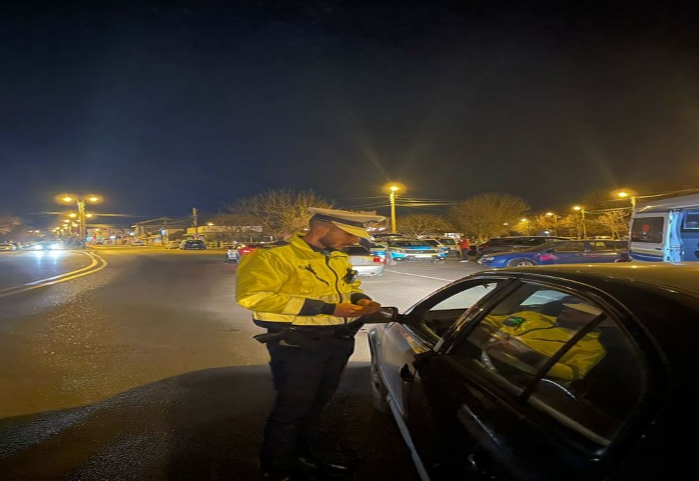 S-au urcat la volanul maşinilor, chiar dacă nu erau posesori de permis şi consumaseră alcool/ Protagoniştii au fost reţinuţi pentru 24 de ore