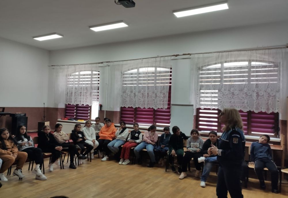 Dezbateri ale poliţiştilor de la siguranţă şcolară cu elevii de gimnaziu, pentru un climat în siguranță