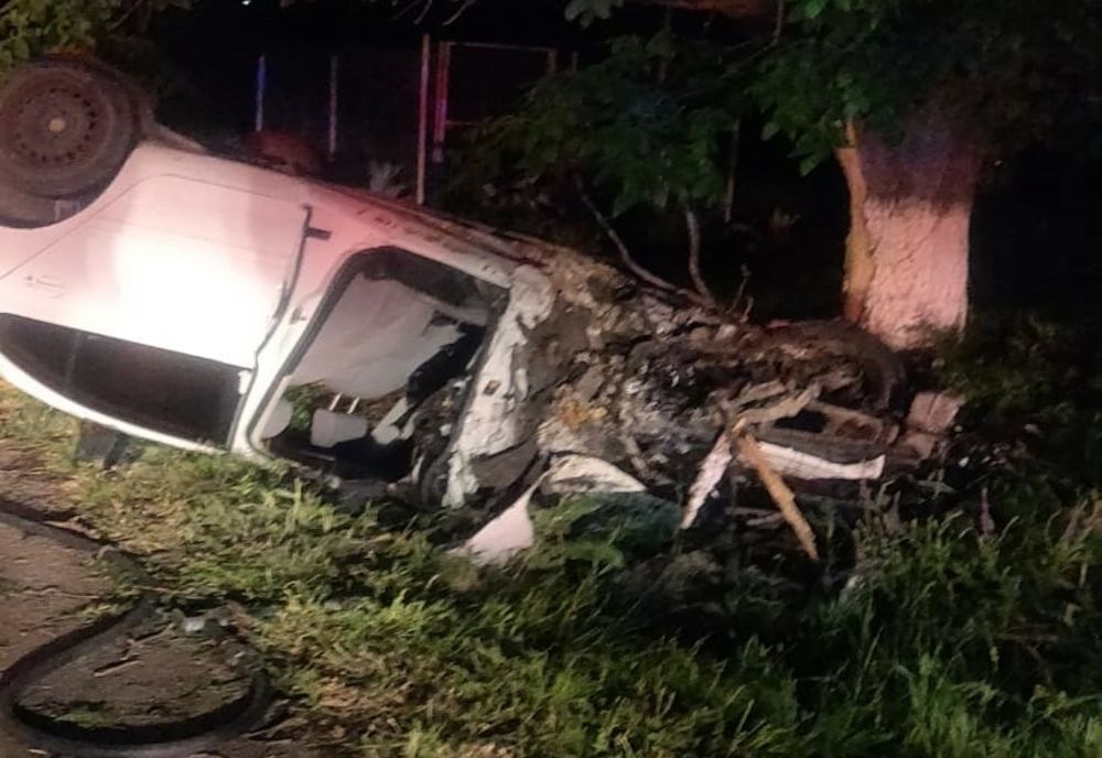 Accident mortal pe DJ203D. O șoferiță a intrat cu mașina într-un copac și s-a răsturnat în afara părții carosabile