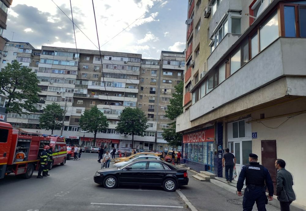 Și-a bătut concubina pe stradă, apoi s-a încuiat în casă și a amenințat că se sinucide