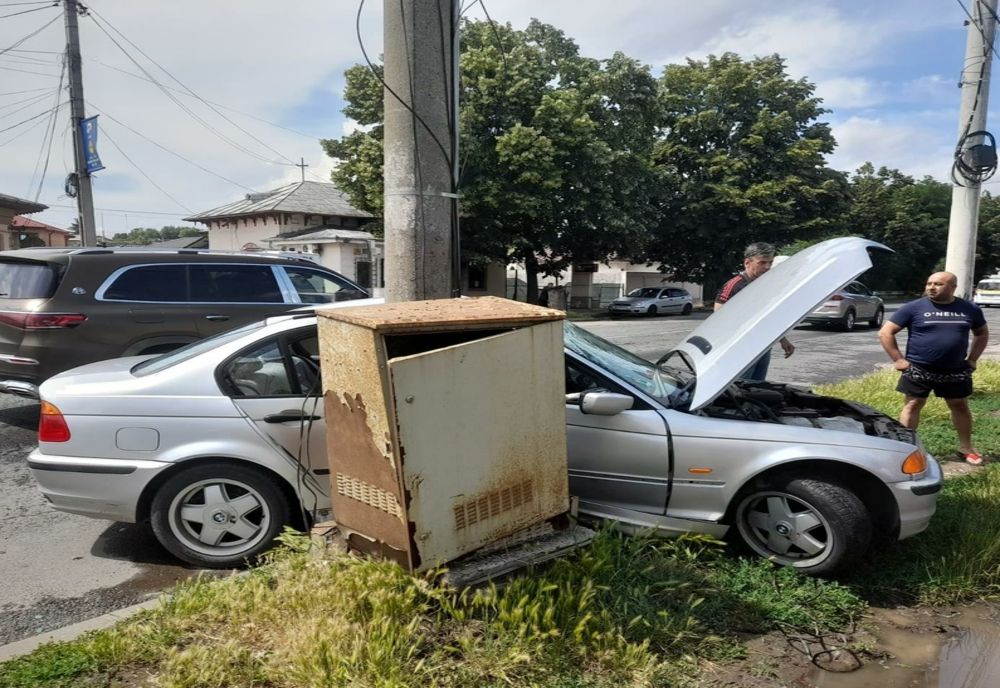 O tânără de 23 de ani a ajuns la spital după ce mașina în care era pasageră a intrat într-un stâlp