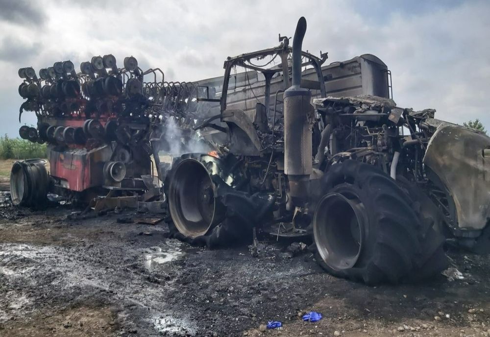 Poliţiştii buzoieni au reţinut un tânăr de 24 de ani, din Galați, bănuit de săvârşirea infracţiunii de distrugere. A distrus prin incendiere două utilaje agricole