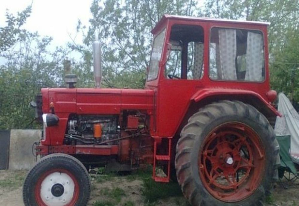 Rupt de beat, conducea un tractor pe un drum comunal deși nu avea permis de conducere iar vehiculul era neînmatriculat