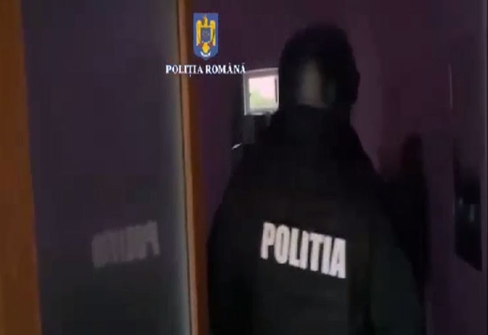 Video: Percheziţii la domiciliul unui tânăr din localitatea Brădeanu, bănuit de proxenetism 