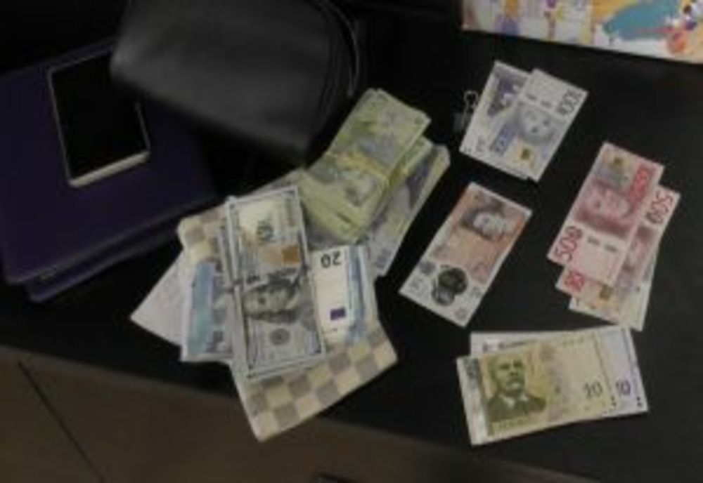 Agenți de poliție suspectați că ar fi administratori ai unor societăți comerciale