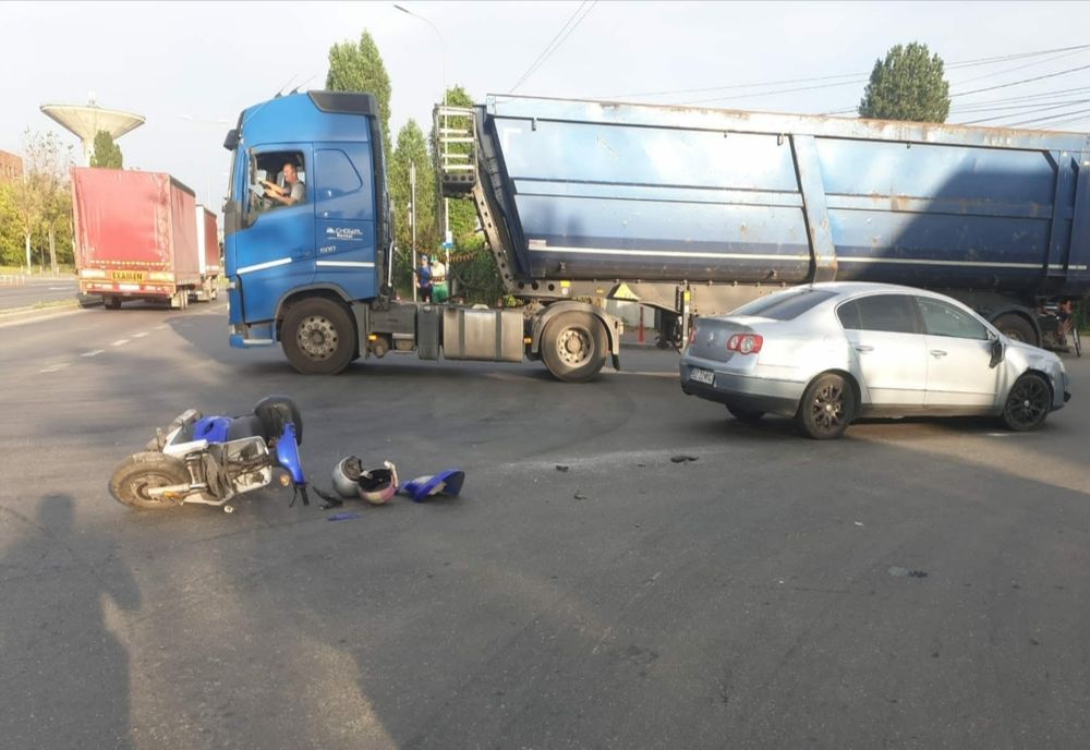 Foto: Doi tineri buzoieni aflați pe un moped răniți în urma coliziunii cu un autoturism 