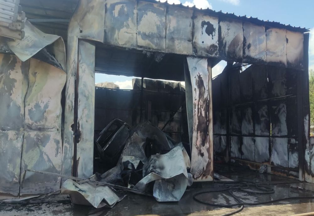 Foto: Incendiu la un service auto