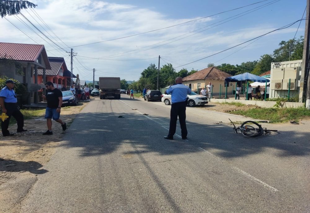 Biciclist accidentat pe DJ 102, în Calvini